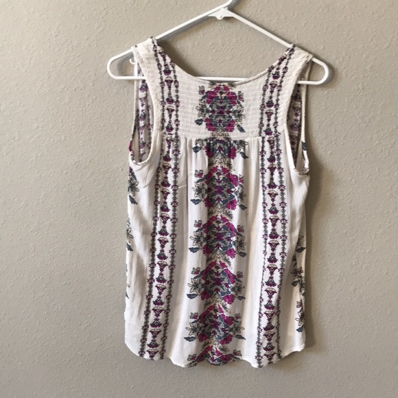 Old navy v neck tank with tassel tie option. Women’s size medium - Picture 4 of 4